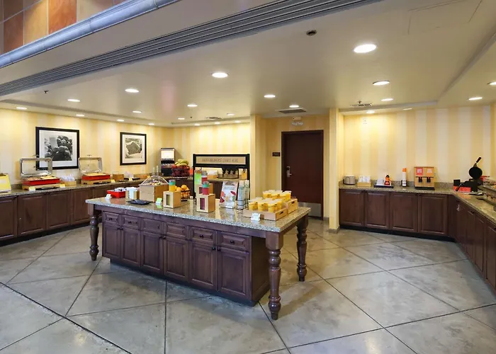 Hampton & Tucson Mall Hotel 3*