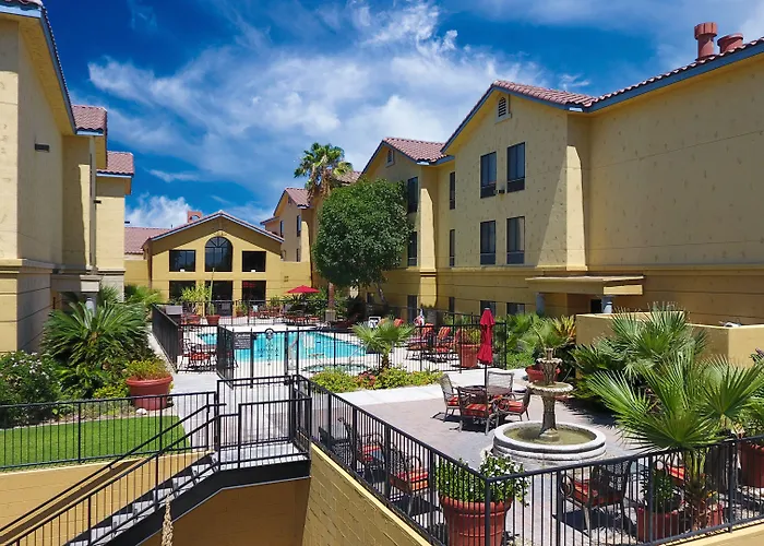 Hotel Hampton & Tucson Mall 3*