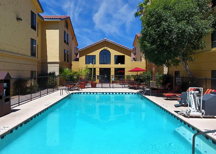 Hampton & Tucson Mall Hotel 3*