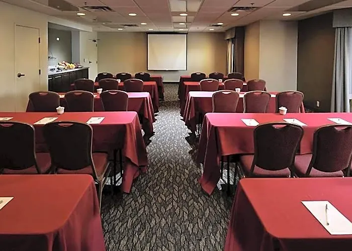 Hampton & Tucson Mall Hotel 3*