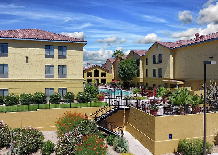 Hampton & Tucson Mall Hotel 3*