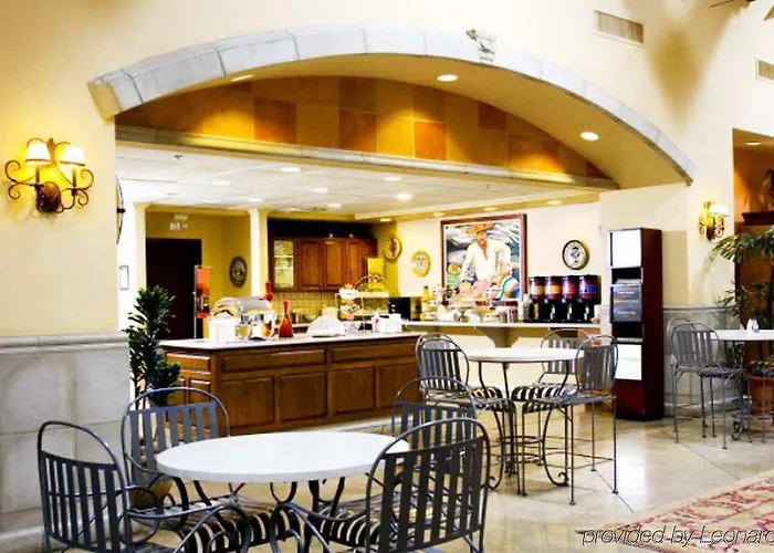 Hampton & Tucson Mall Hotel 3*