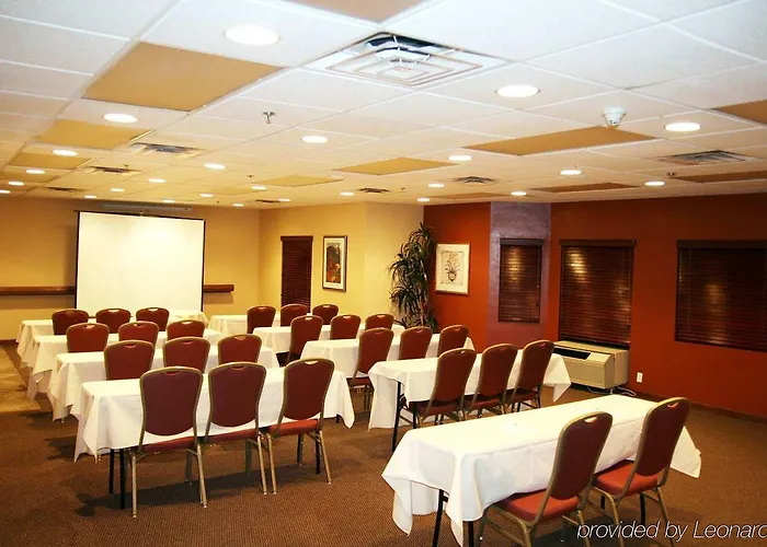 Hotel Hampton & Tucson Mall 3*