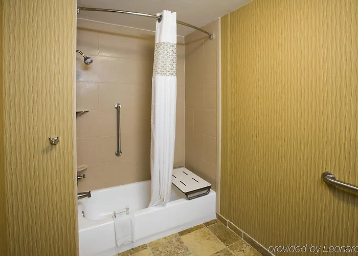 Hampton & Tucson Mall Hotel 3*